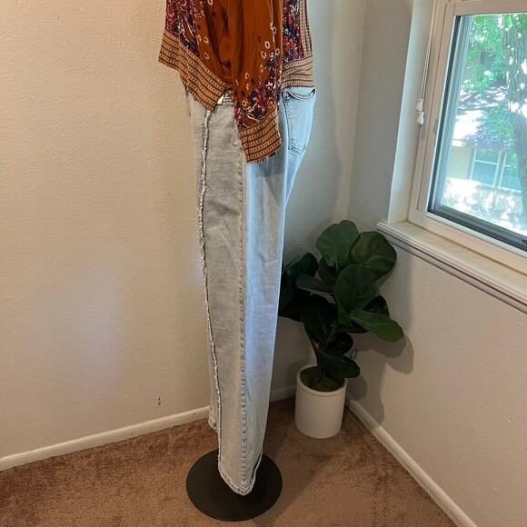 Boohoo Light Wash Denim Vertical Raw Hem Flared High Rise Jeans Size 14 - Picture 4 of 13